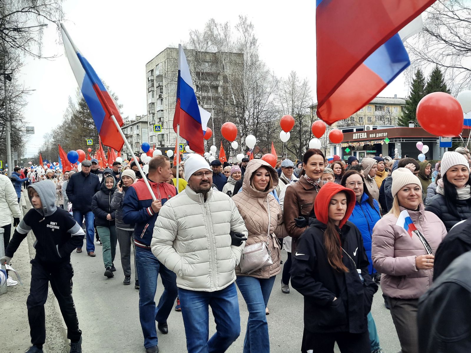 В Северске состоялось шествие, посвящённое Празднику Весны и Труда |  Администрация ЗАТО Северск